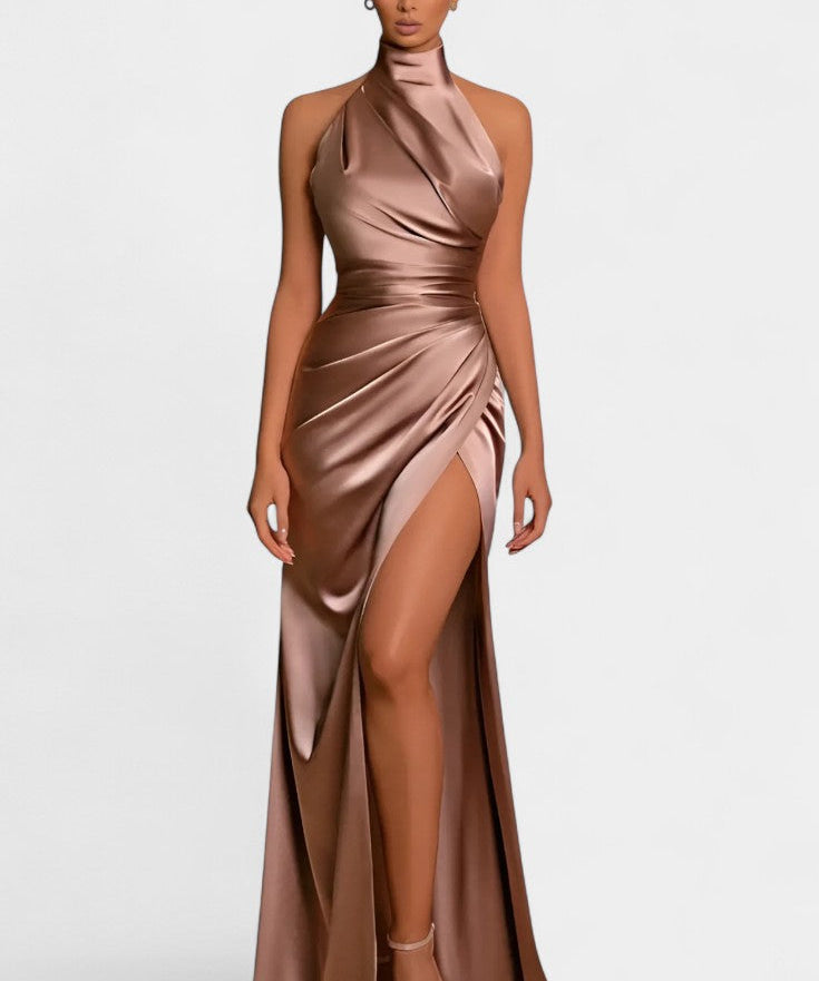 Symone Vestido Halter Torcido con Abertura Lateral Dramática
