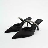 Sandalias de tacón alto con punta afilada adornadas con strass